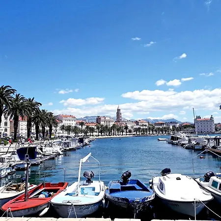 Nada In The Center Of Daire