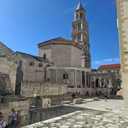 Nada In The Center Of Daire