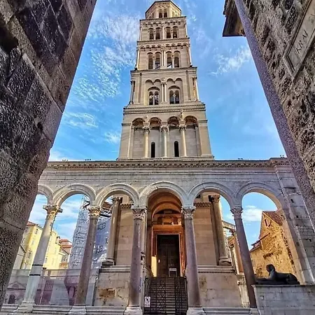 Nada In The Center Of Daire Split